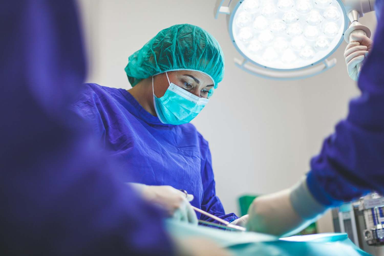 Ärztin unter OP-Leuchte