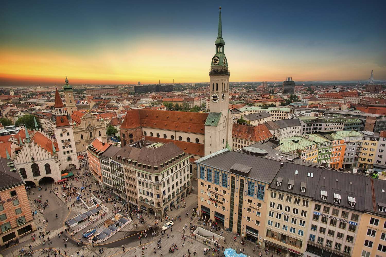 Blick über München mit Frauenkirche im Abendlicht